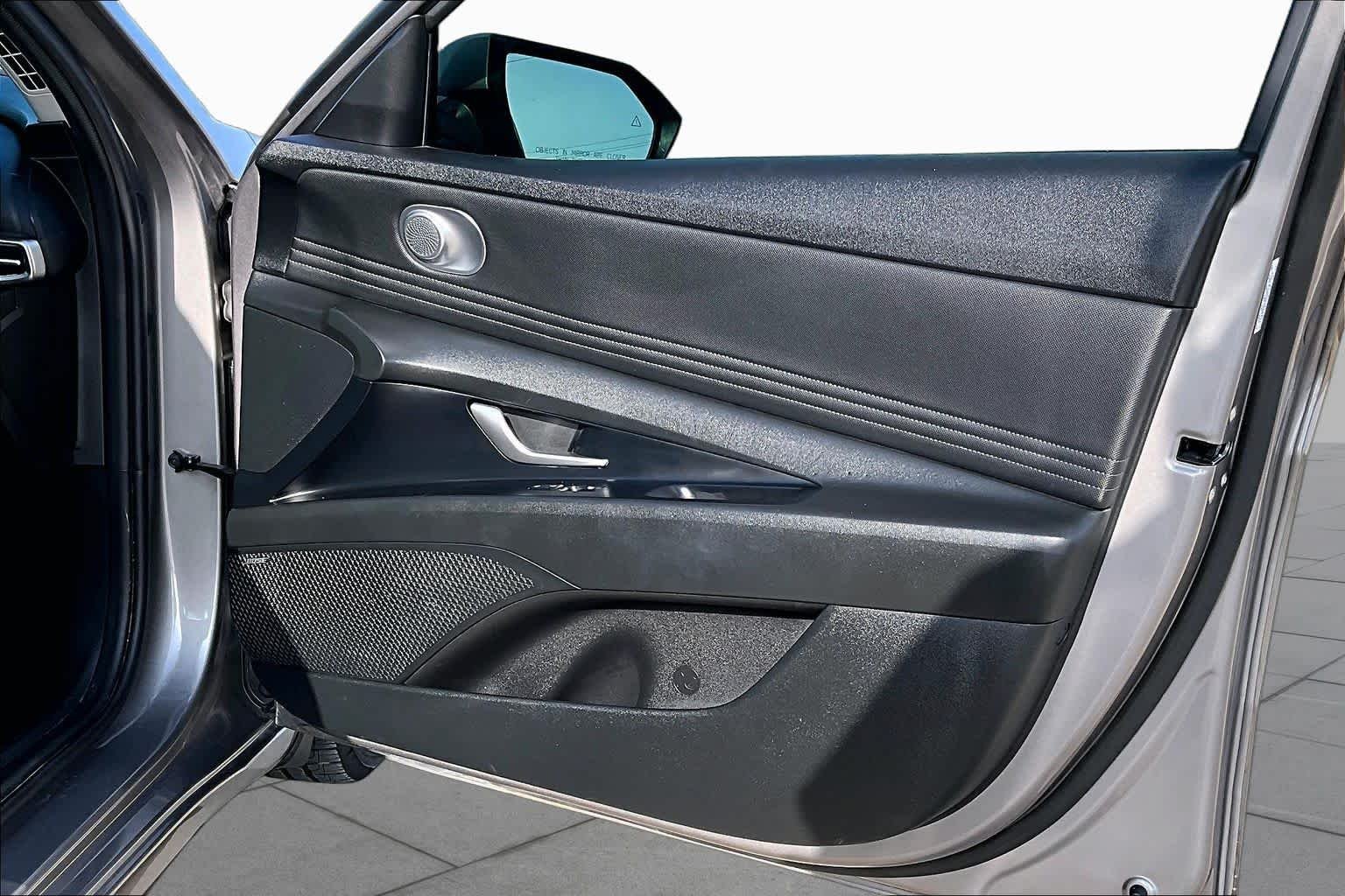 Used 2023 Fluid Metal Hyundai Limited image 22
