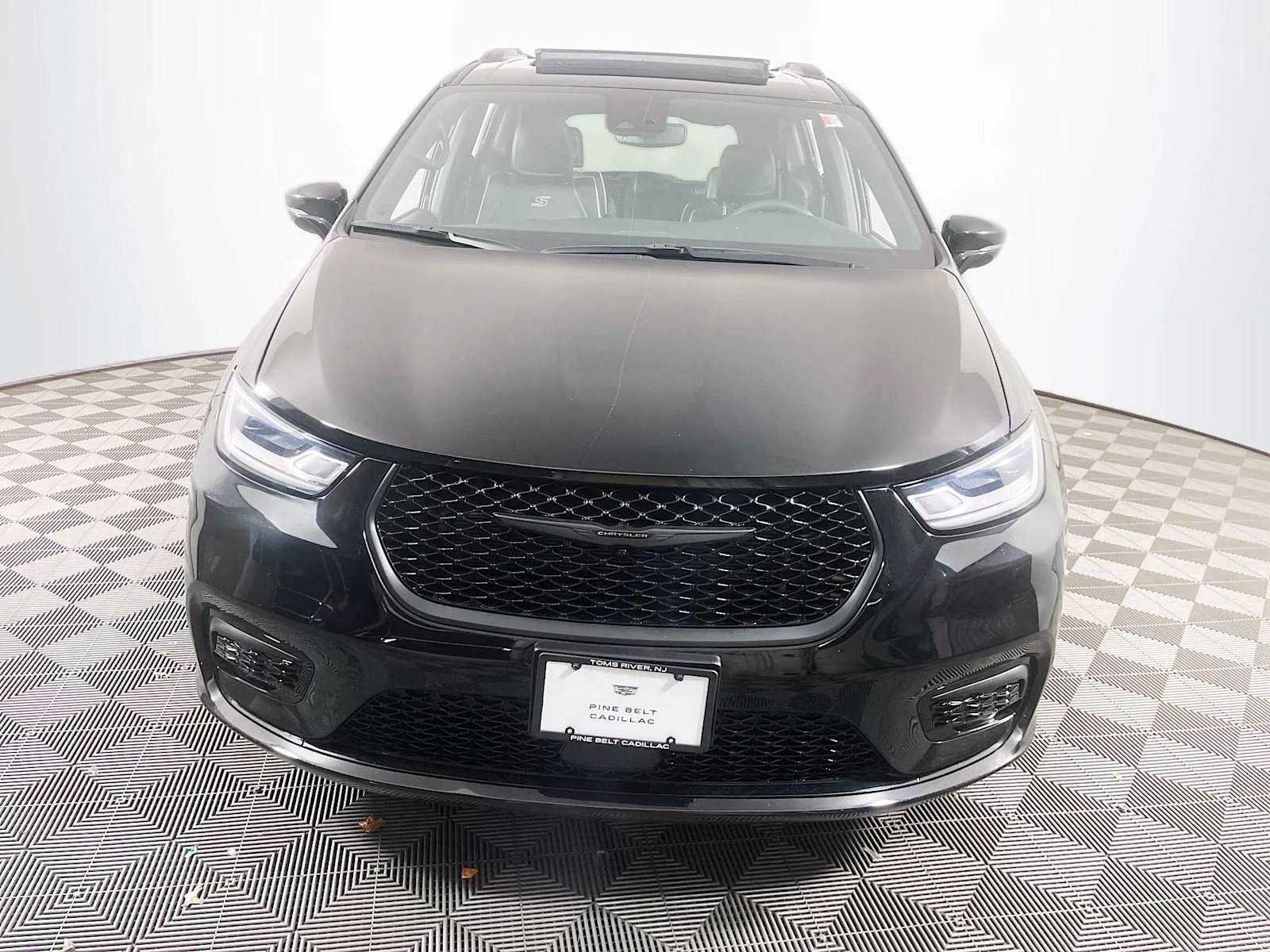 Used 2025 Diamond Black Crystal Pearlcoat Chrysler Limited image 2
