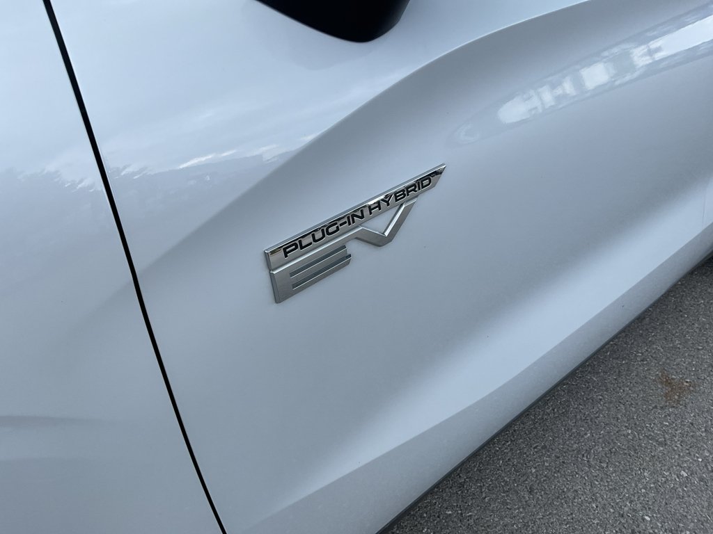 Used 2025 White Diamond Mitsubishi SEL Black Edition image 5