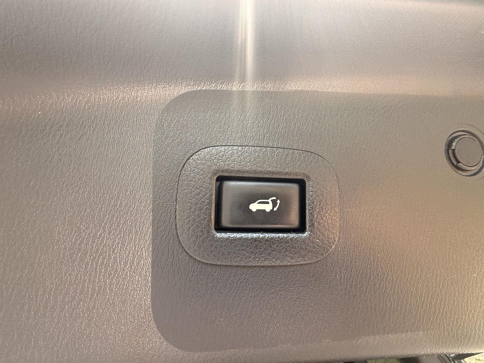 Used 2018 Super Black Nissan Platinum image 23