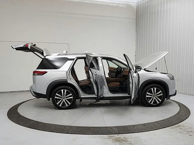 Used 2025 Silver Nissan Platinum image 16