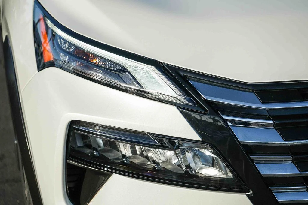 Used 2025 White Nissan SL image 8