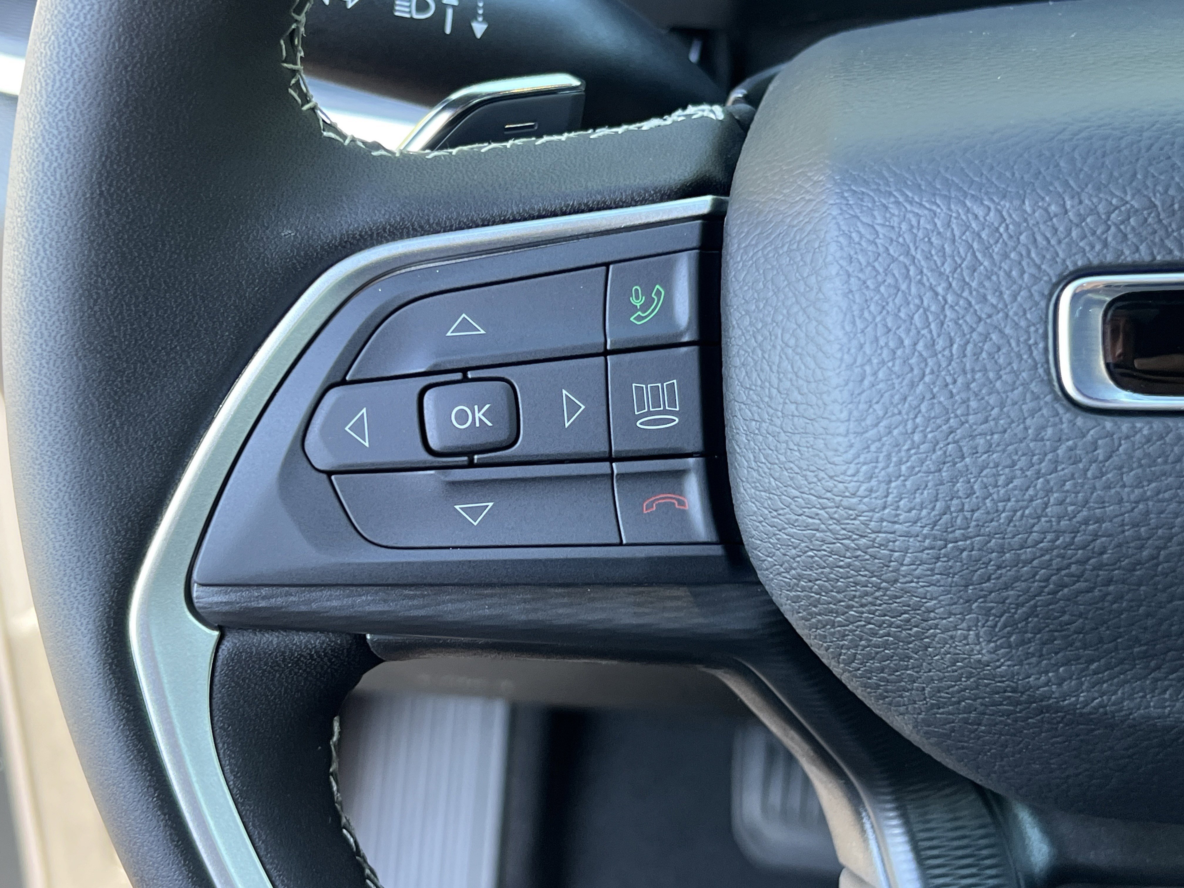 New 2026 Diamond Black Crystal Pearlcoat Jeep Laredo X image 24