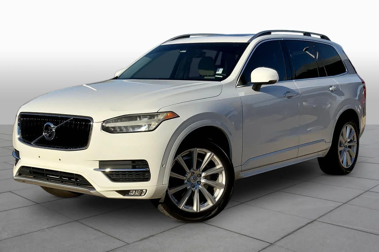 2017 Volvo XC90 T5 FWD Momentum's photo