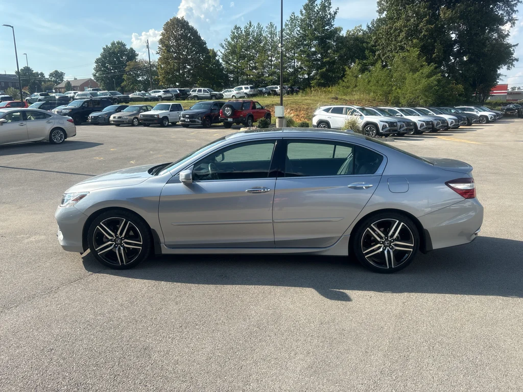 Used 2016 Lunar Silver Metallic Honda Touring image 4