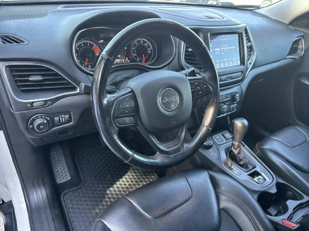 Used 2019 Pearl White Pearlcoat Jeep Trailhawk image 33
