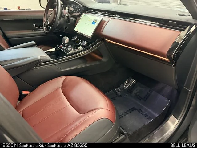 Used 2023  Land Rover SE Dynamic image 11