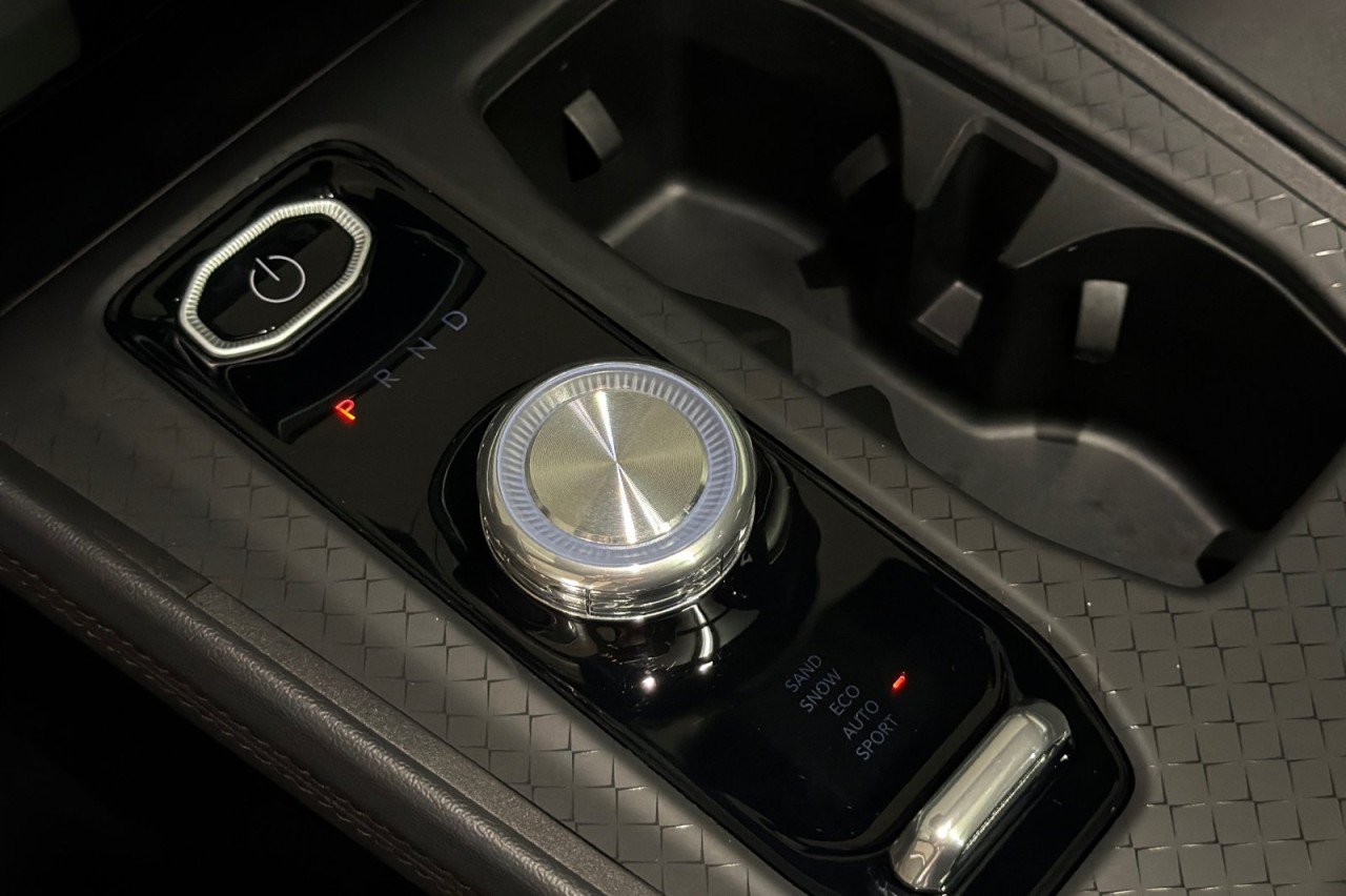 Used 2025 BRIGHT CLEAR COAT Jeep Launch Edition image 21