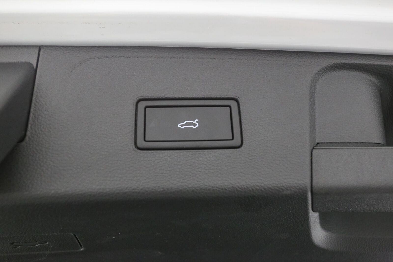 Used 2025 WH Volkswagen 2.0T SEL image 16