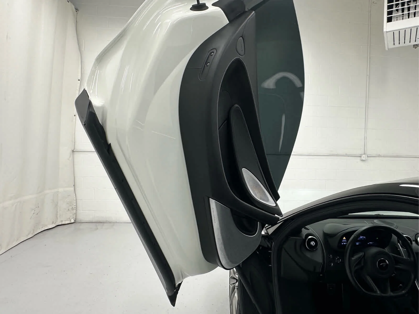 Used 2021 White McLaren  image 16