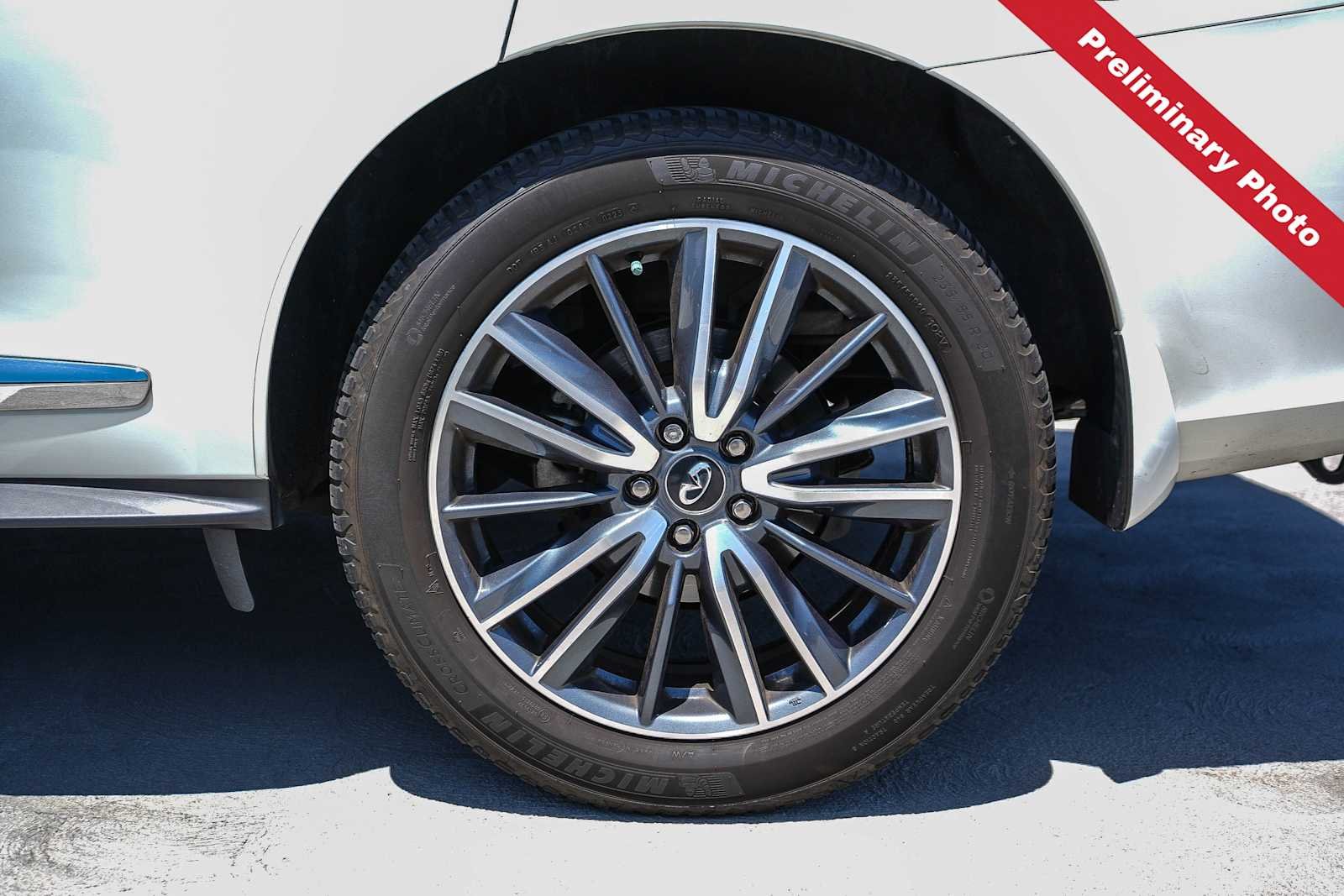 Used 2019 Majestic White INFINITI LUXE image 11