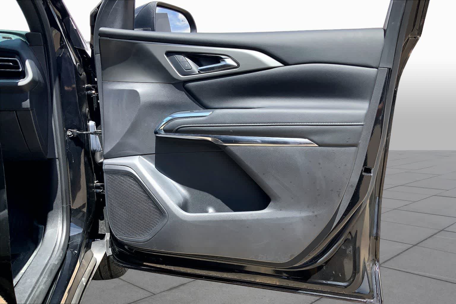 Used 2025 Mosaic Black Metallic Chevrolet FWD LT image 23
