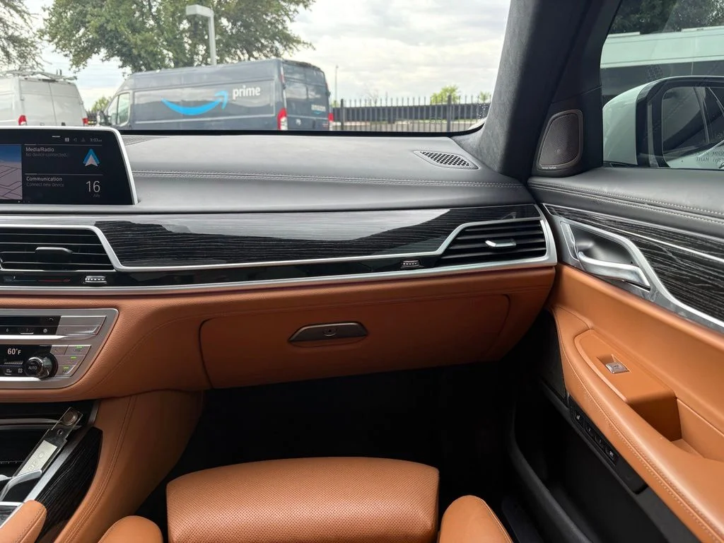 Used 2022 White BMW 750i xDrive image 7