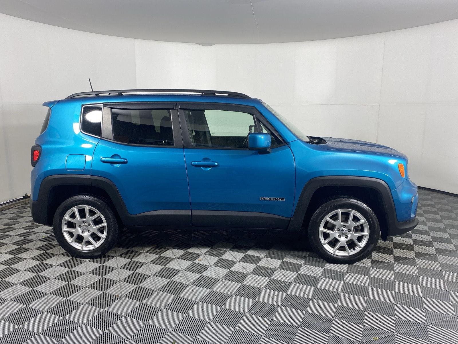 Used 2021 Bikini Metallic Clearcoat Jeep Latitude image 2