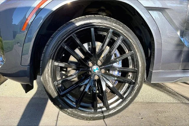 Used 2020 Gray Metallic BMW M50i image 9