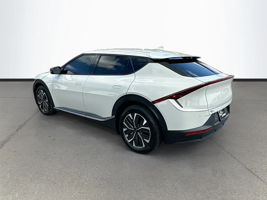 Certified Used 2024  Kia Light image 5
