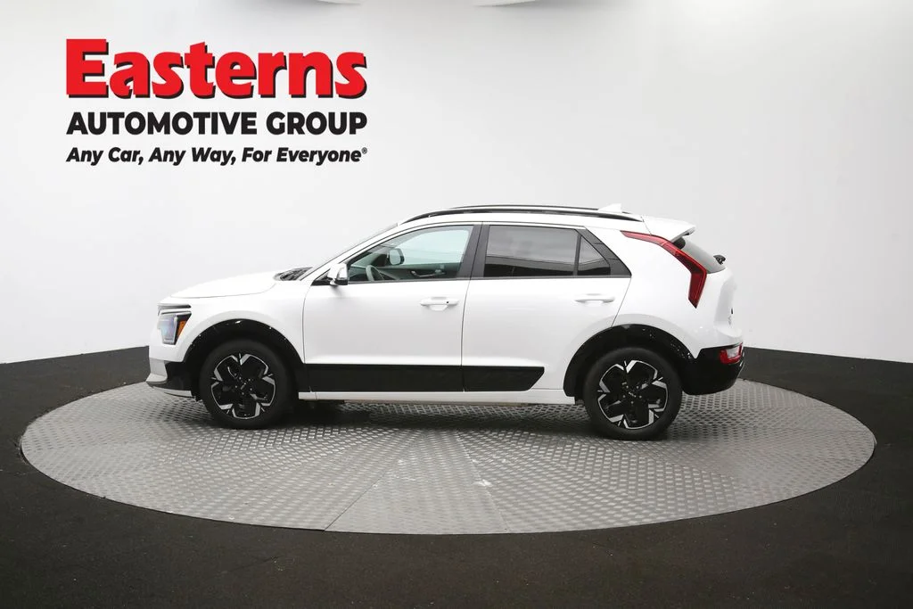 Used 2023 White Kia Wind image 60