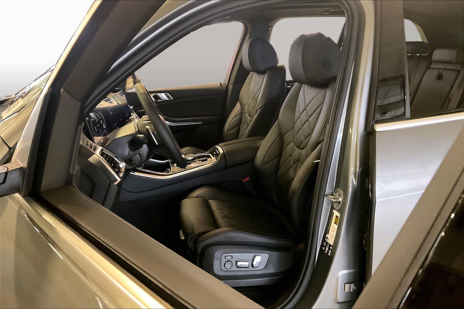 Used 2026 Skyscraper Grey Metallic BMW xDrive40i image 9