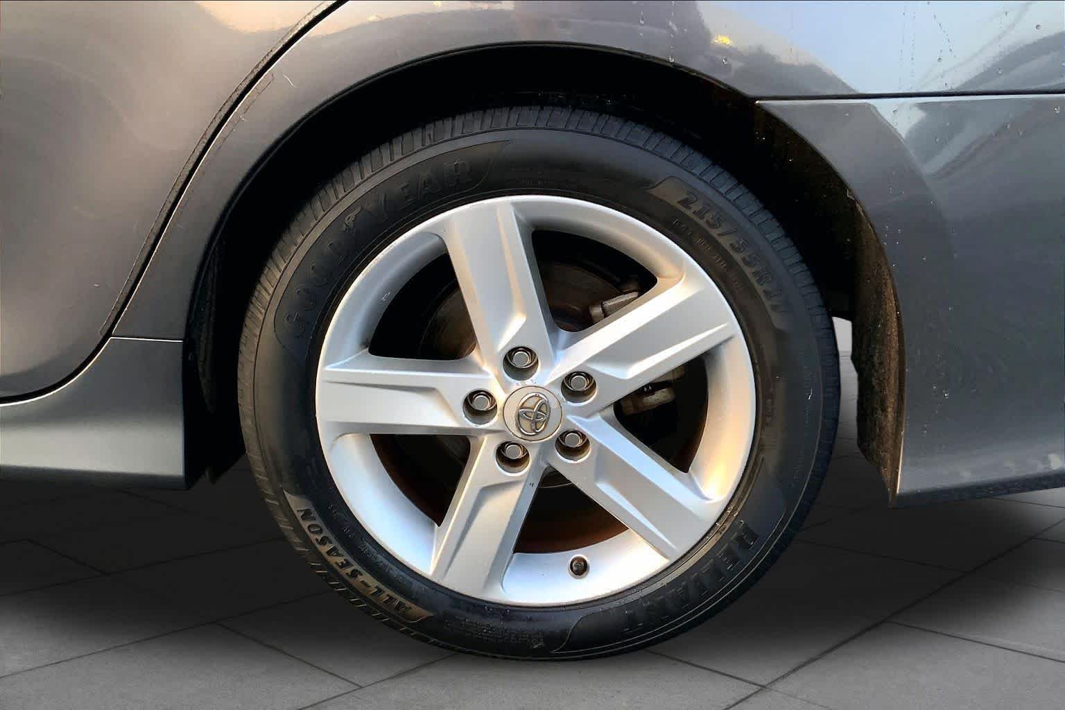 Used 2014 Magnetic Gray Metallic Toyota SE image 9