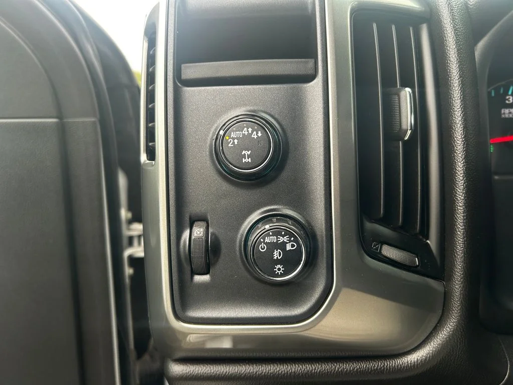 Used 2018 White Chevrolet LT image 28