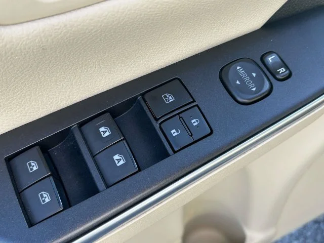Used 2016  Toyota LE image 17