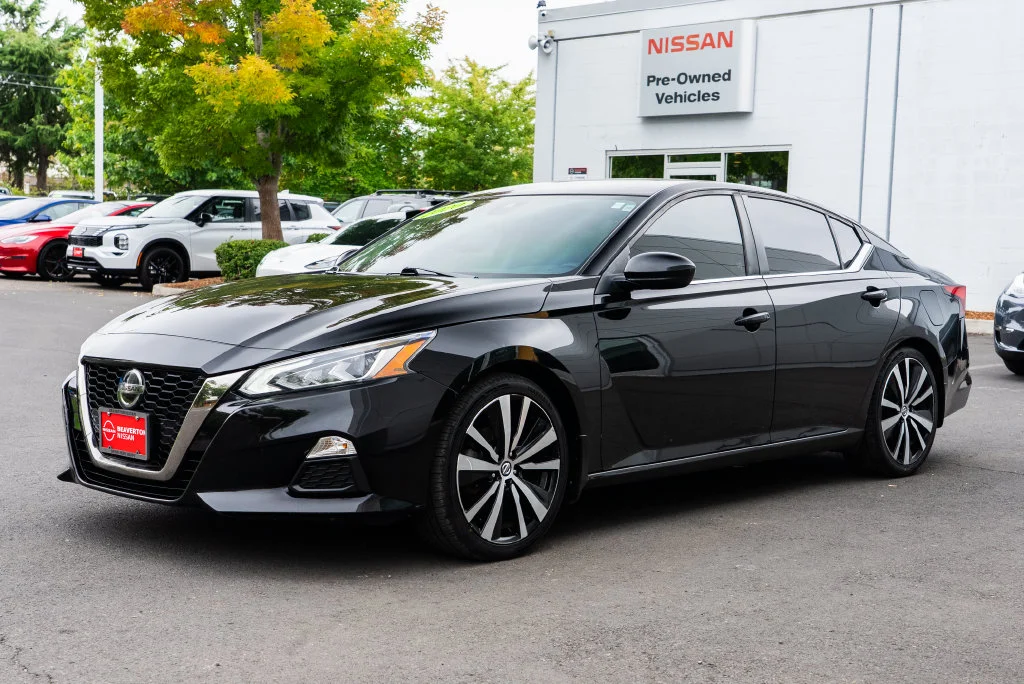 Used 2020 Black Nissan 2.5 SR image 3