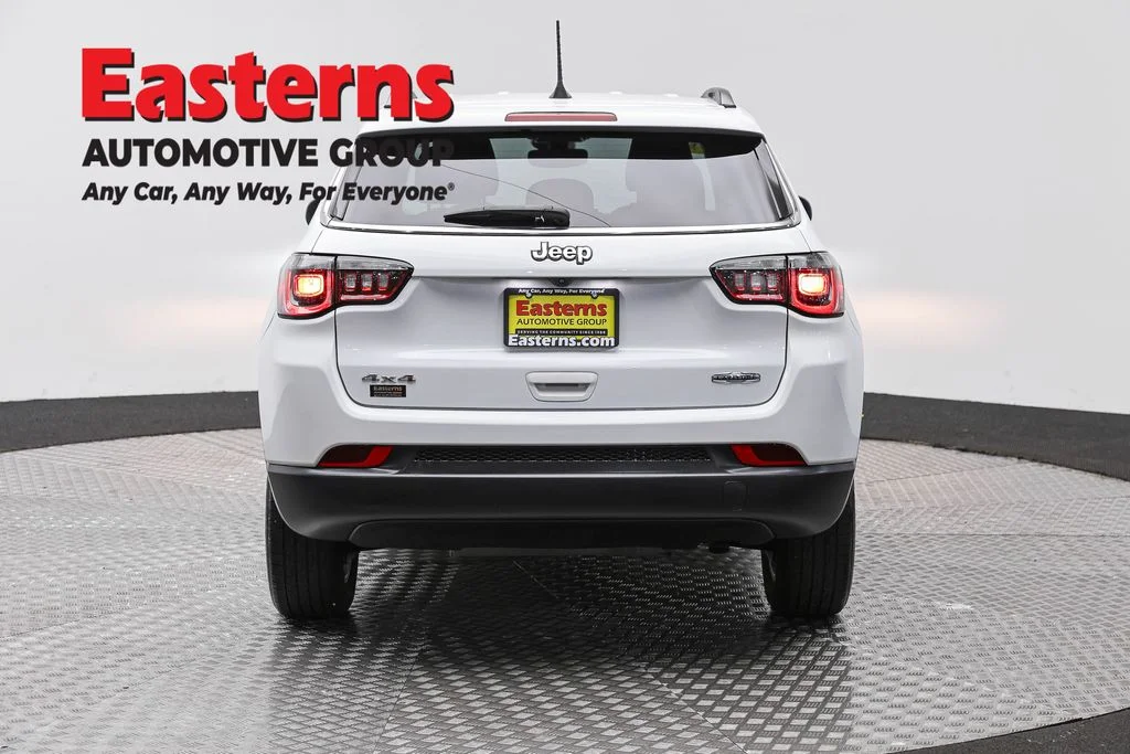 Used 2022 White Jeep Latitude image 6
