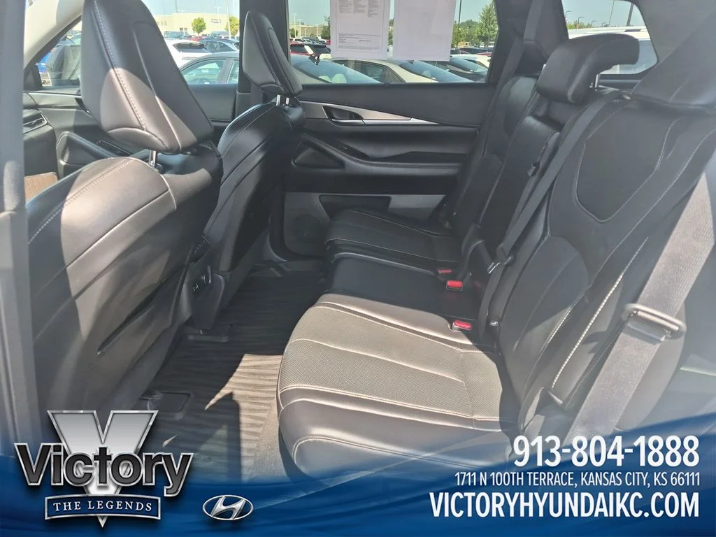 Used 2022 White INFINITI LUXE image 25