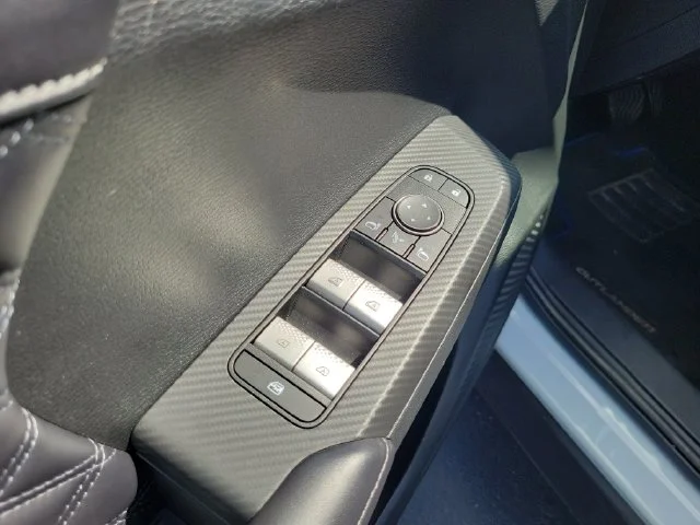 Used 2023  Mitsubishi SEL image 20