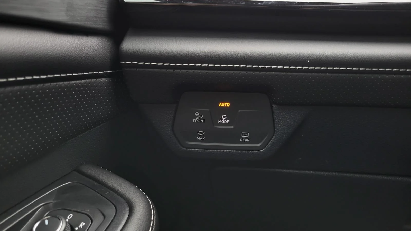 2026 Volkswagen Atlas Cross Sport SE w/Tech - Photo 25