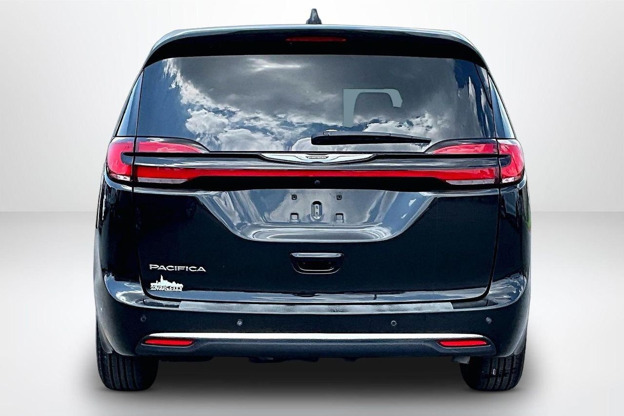 Used 2023 Brilliant Black Crystal Pearlcoat Chrysler Touring L image 7