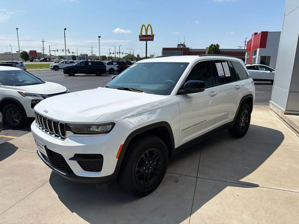 Used 2025 White Jeep Laredo image 3