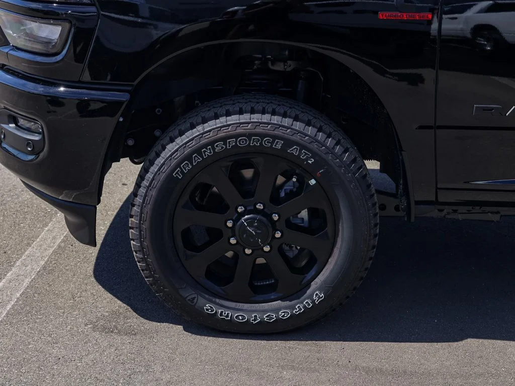 New 2026 Diamond Black Crystal Pearl-Coat Exterior Paint RAM Big Horn Night Edition image 196