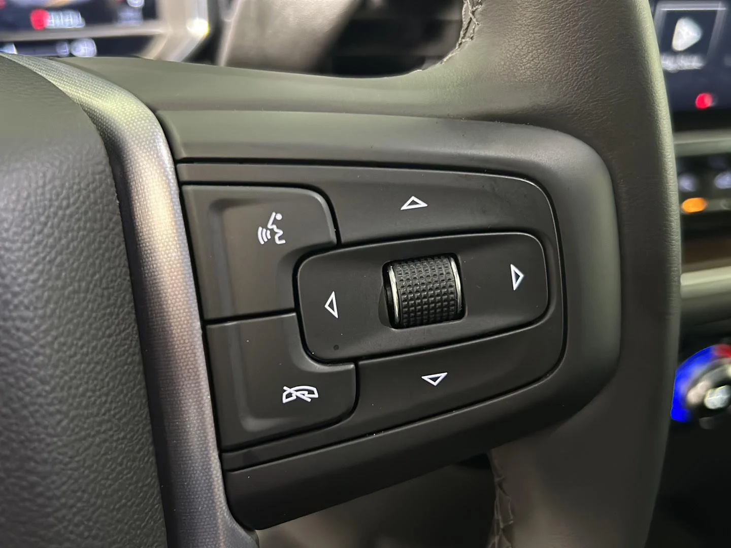 Used 2025 Summit White GMC Elevation image 22