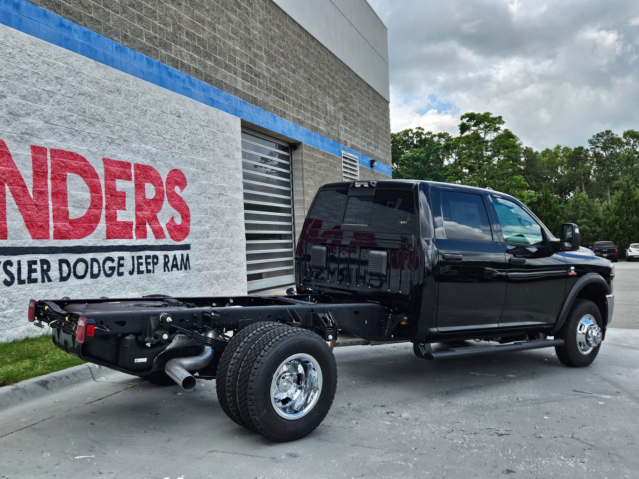 New 2026 Diamond Black Crystal Pearl-Coat Exterior Paint RAM Tradesman image 7