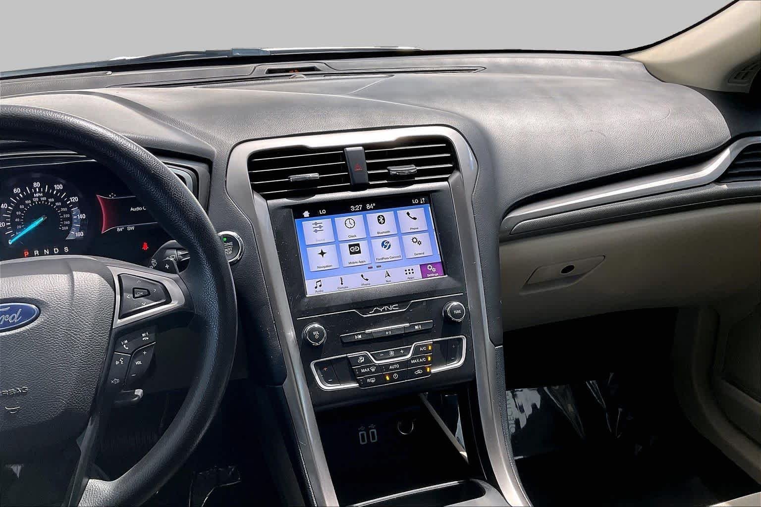 Used 2019 White Gold Metallic Ford SE image 7