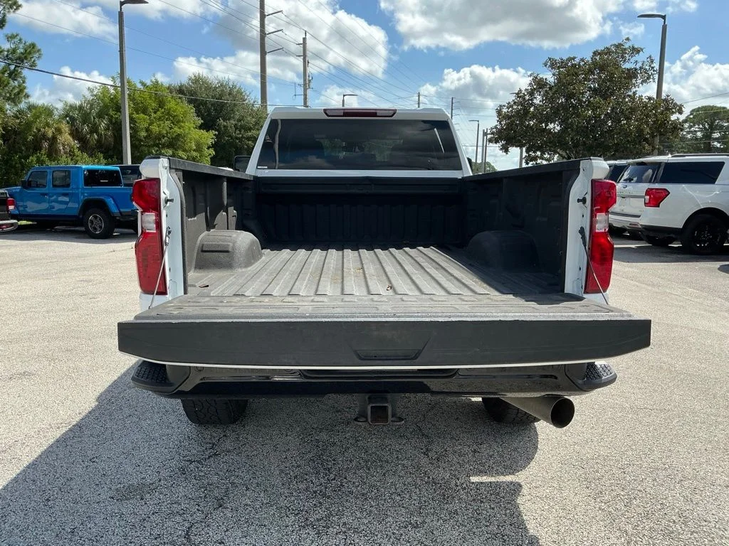 Used 2025 White Chevrolet Custom image 23