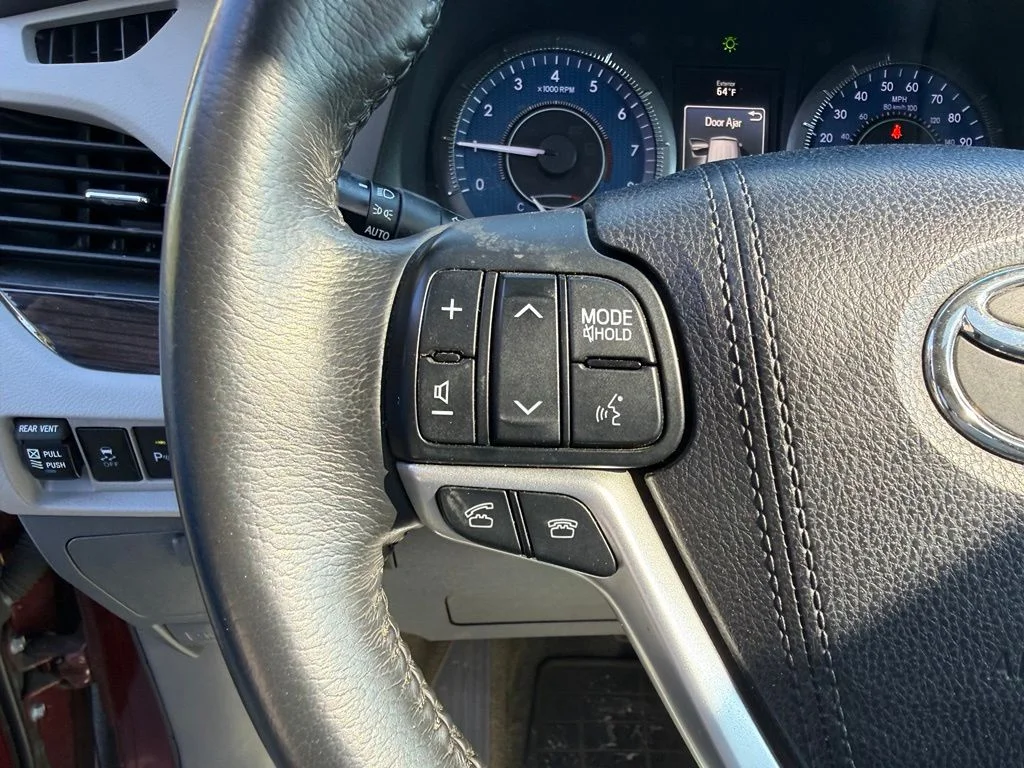 Used 2016 Salsa Red Pearl Toyota XLE image 11
