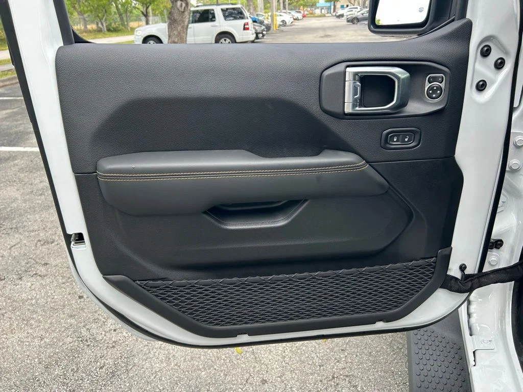 Used 2024 White Jeep Sahara image 32
