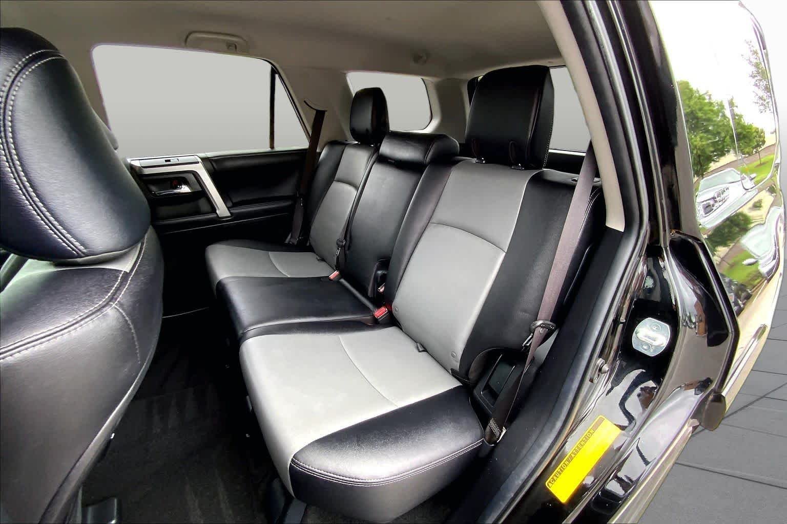 Used 2018 Midnight Black Metallic Toyota SR5 image 18