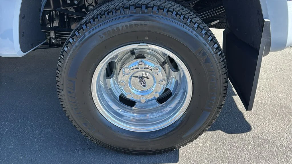 New 2026 Glacier Gray Metallic Tri-Coat Ford F-350® Lariat® image 9