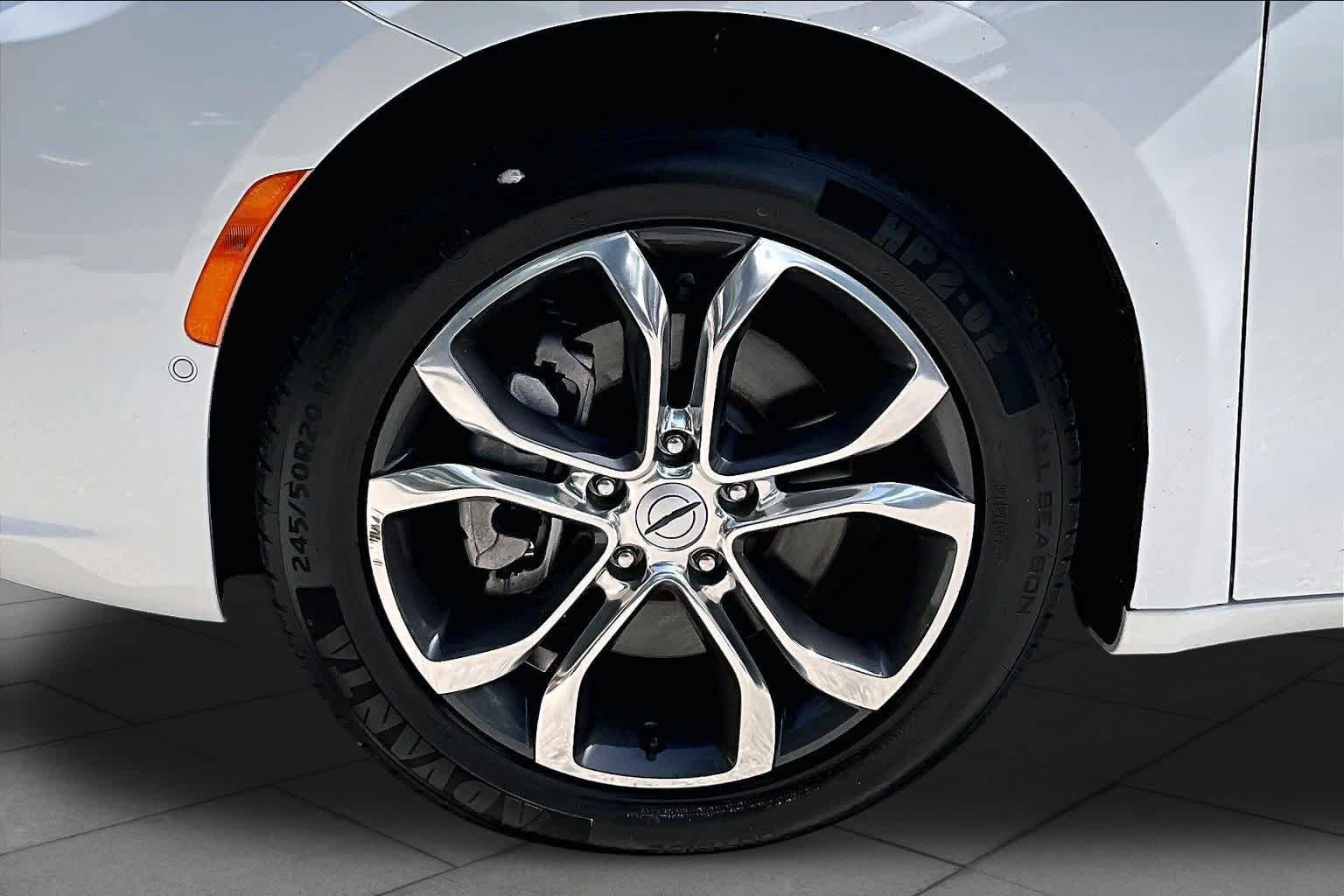 Used 2022 Bright White Clearcoat Chrysler Pinnacle image 11