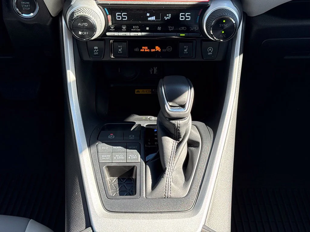 Used 2025 Pearl Toyota XLE Premium image 27