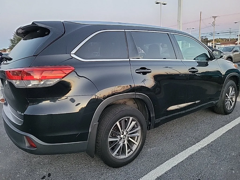 Used 2018 Black Toyota XLE image 31
