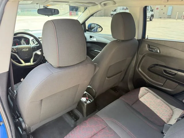 Used 2018 Blue Metallic Chevrolet LT image 27