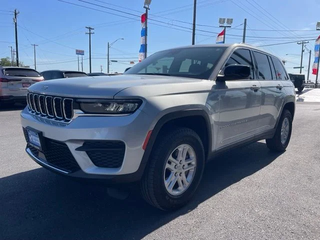 Used 2025 Silver Jeep Laredo image 3
