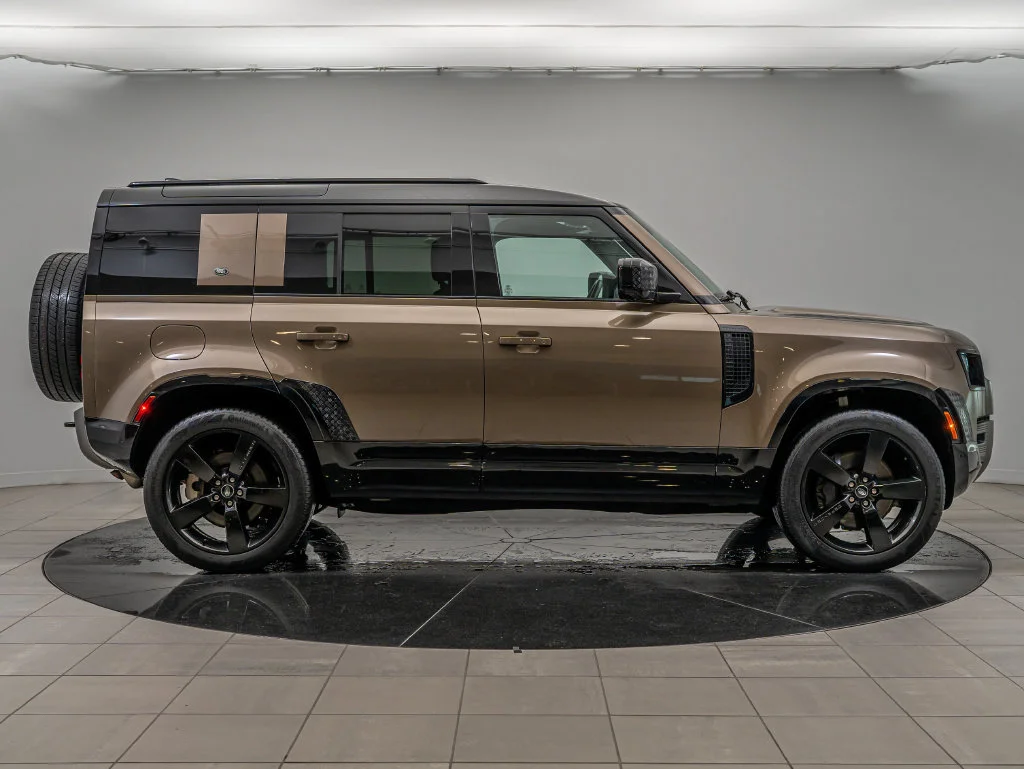 Used 2024 Gondwana Stone Metallic Land Rover X-Dynamic SE image 11