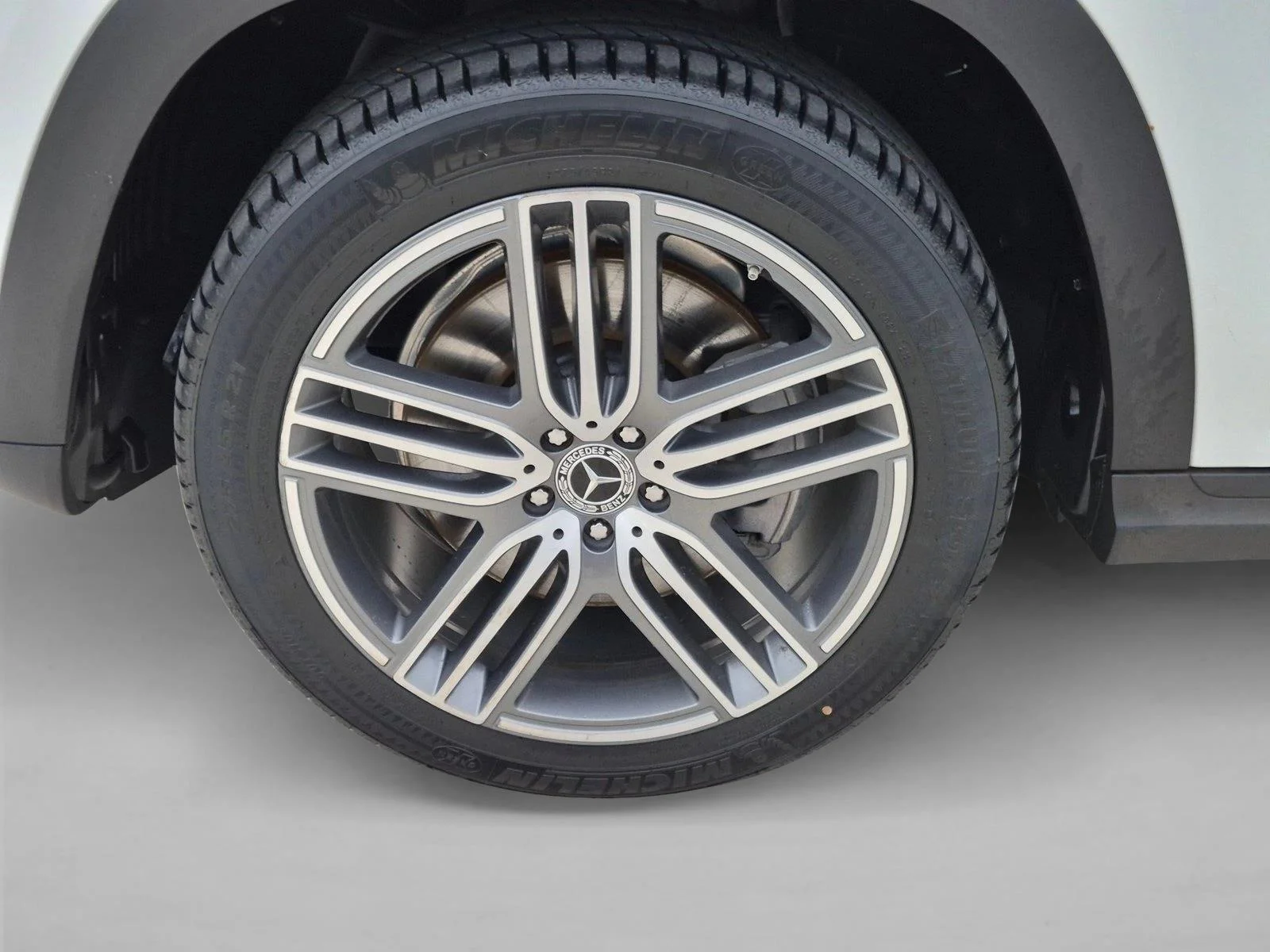Used 2025 Polar White Mercedes-Benz GLS 450 image 25