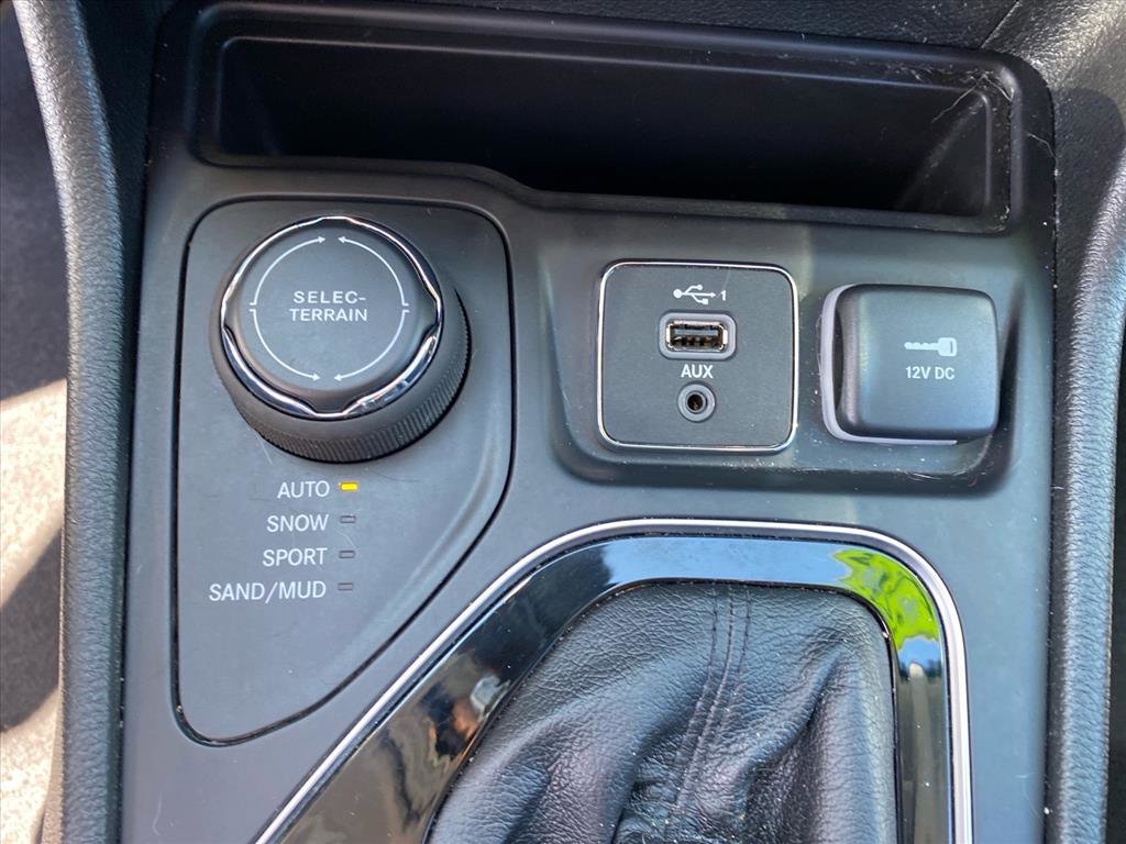 Used 2022 Bright White Clearcoat Jeep Limited image 13