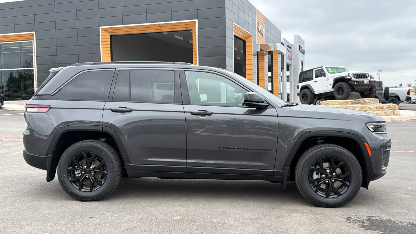 New 2026 Baltic Gray Metallic Clear-Coat Exterior Paint Jeep Laredo Altitude image 4